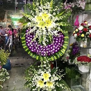 vòng hoa lan tím và trắng