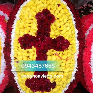 vòng hoa bên đạo