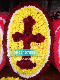 vòng hoa bên đạo